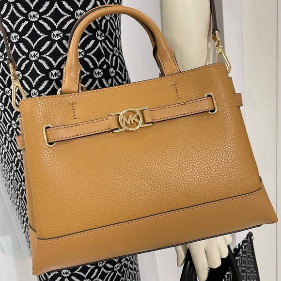 Michael Kors Reed Small Satchel Crossbody Center Zip Bag
Color: Deer
NWT - Picture 11 of 16
